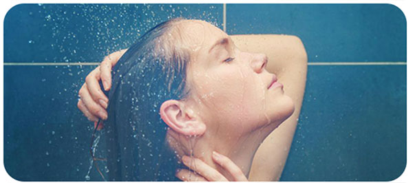 No frio espaçe as lavagens do cabelo